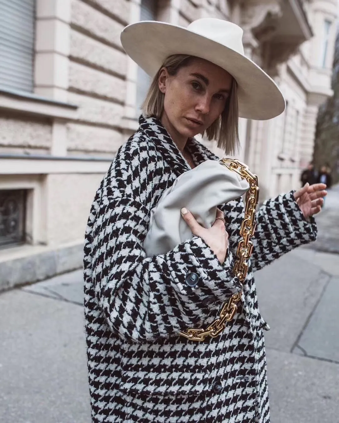 THE CHAIN ​​POUCH Milan Fashion Actress Street Photo ☑️ So healing and perfect